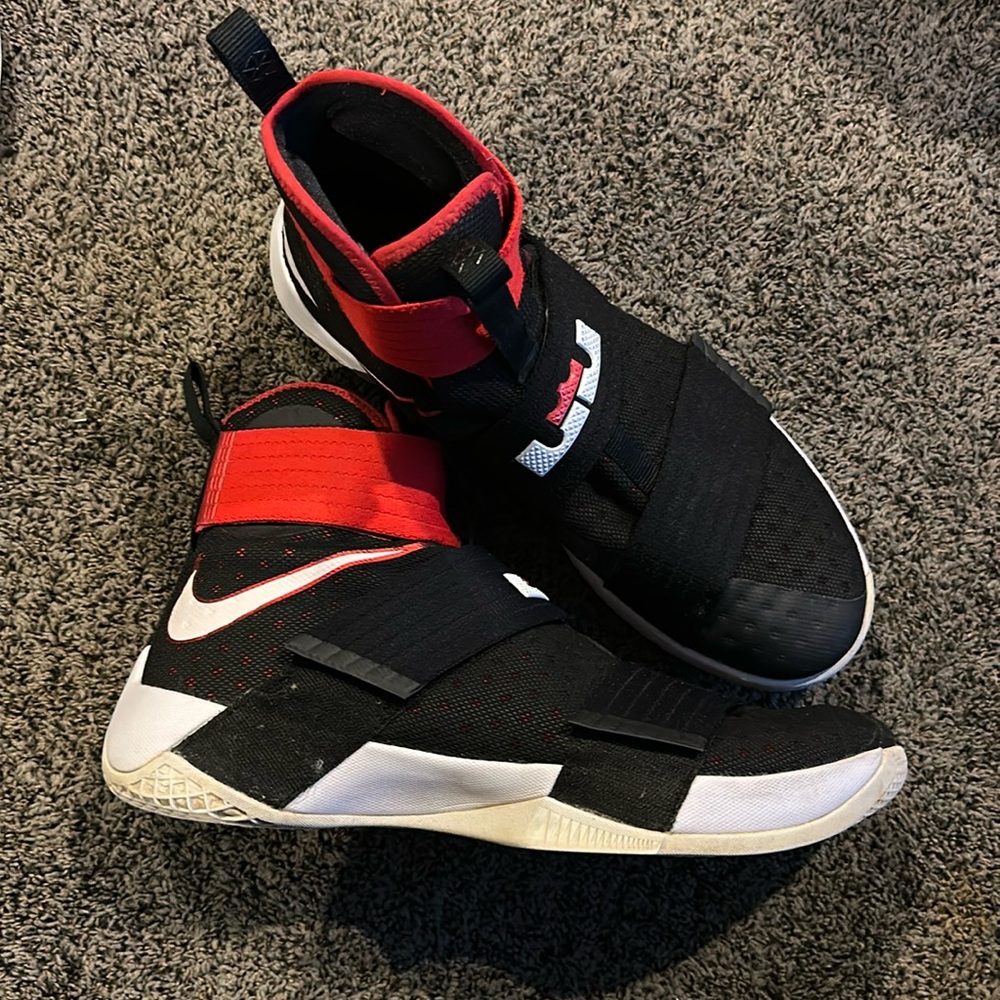 Nike Lebrun James zoom Soldier 10 / size 12 MINT